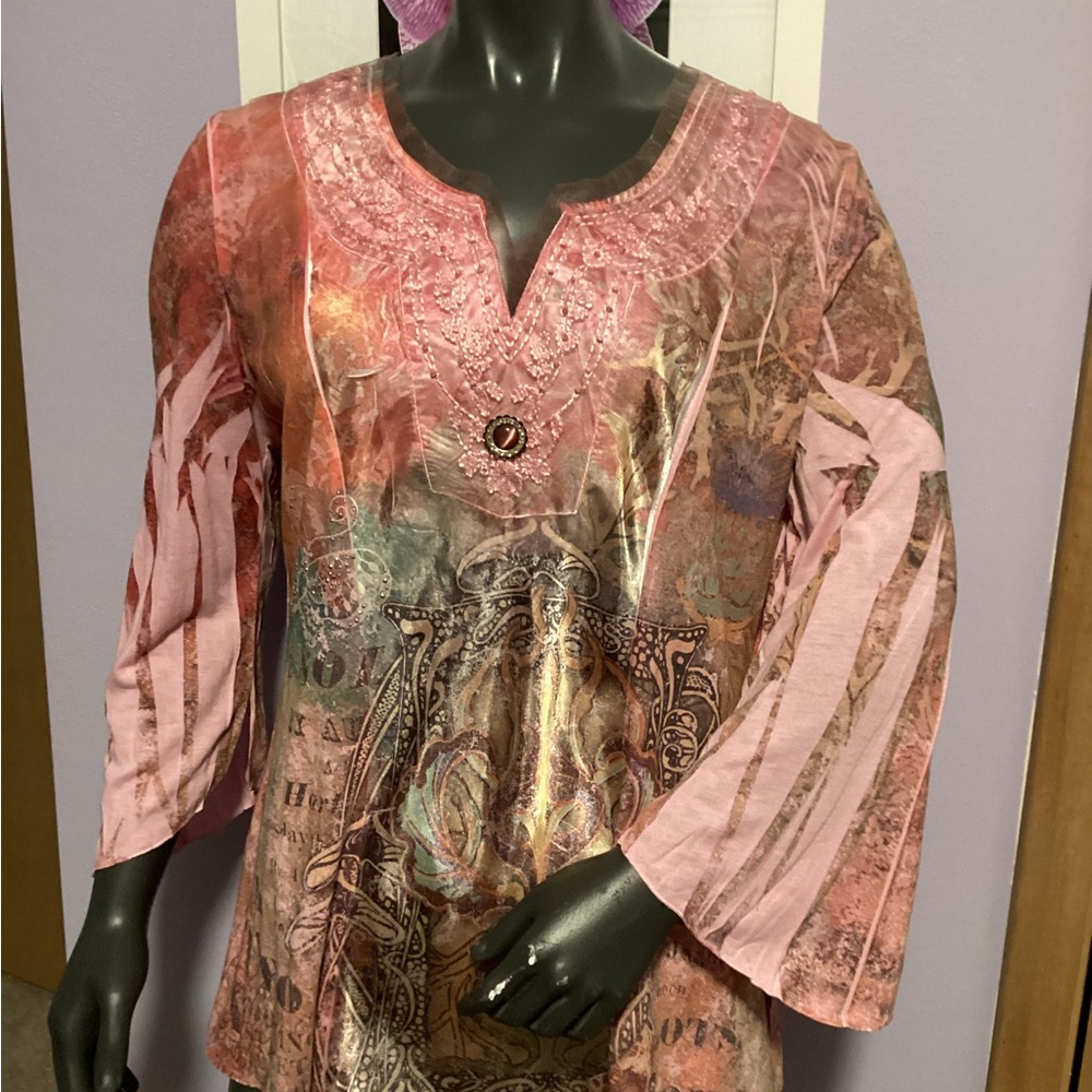 Women’s patterned 3/4 length sleeve.